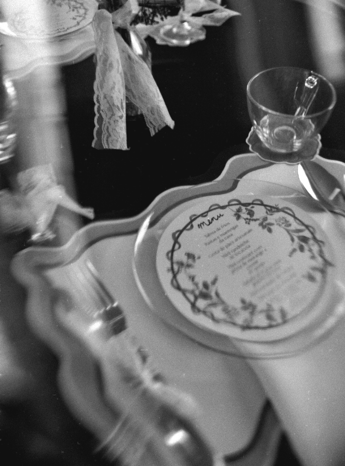 Detalhe de mesa posta com menu ilustrado